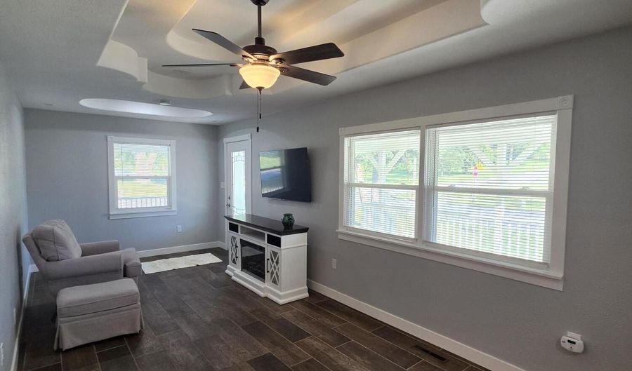 911 LINN St, Atlantic, IA 50022 - 1 Beds, 2 Bath