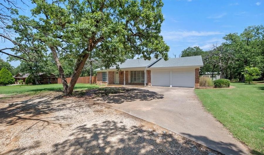 209 Circle Dr, Alvarado, TX 76009 - 3 Beds, 2 Bath