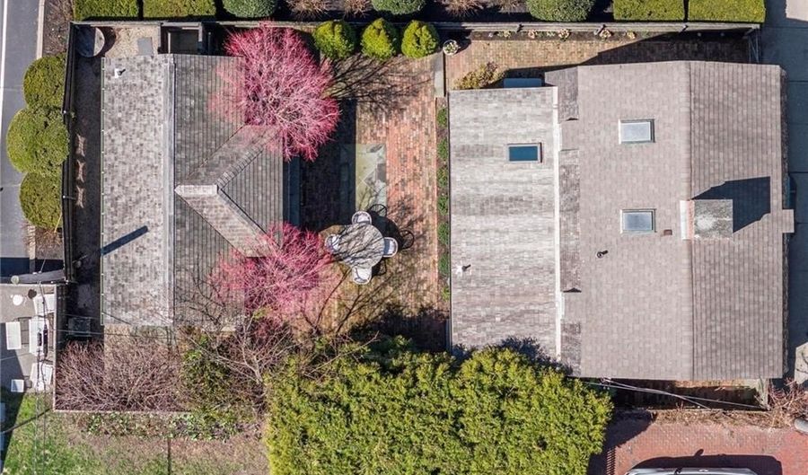 27 William St, Newport, RI 02840 - 2 Beds, 3 Bath