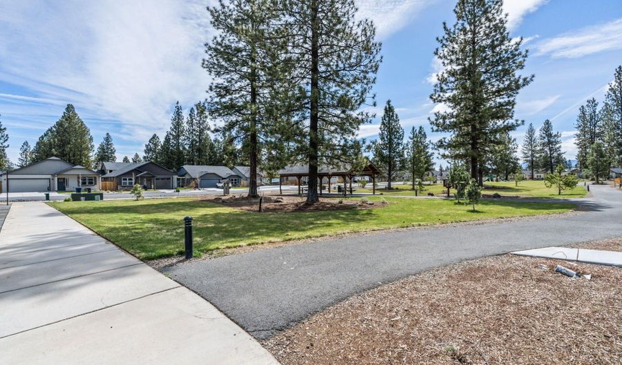 700 N McKinney Ranch Rd, Sisters, OR 97759 - 3 Beds, 2 Bath