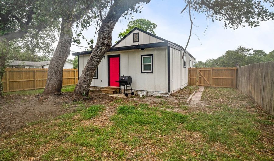 131 S Rife St, Aransas Pass, TX 78336 - 3 Beds, 2 Bath