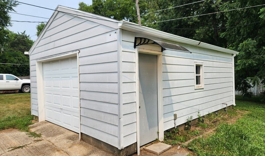 1902 E 38th St, Anderson, IN 46013 - 2 Beds, 1 Bath