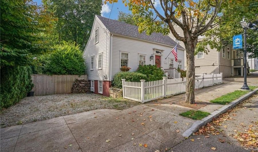 27 King St, East Greenwich, RI 02818 - 2 Beds, 2 Bath