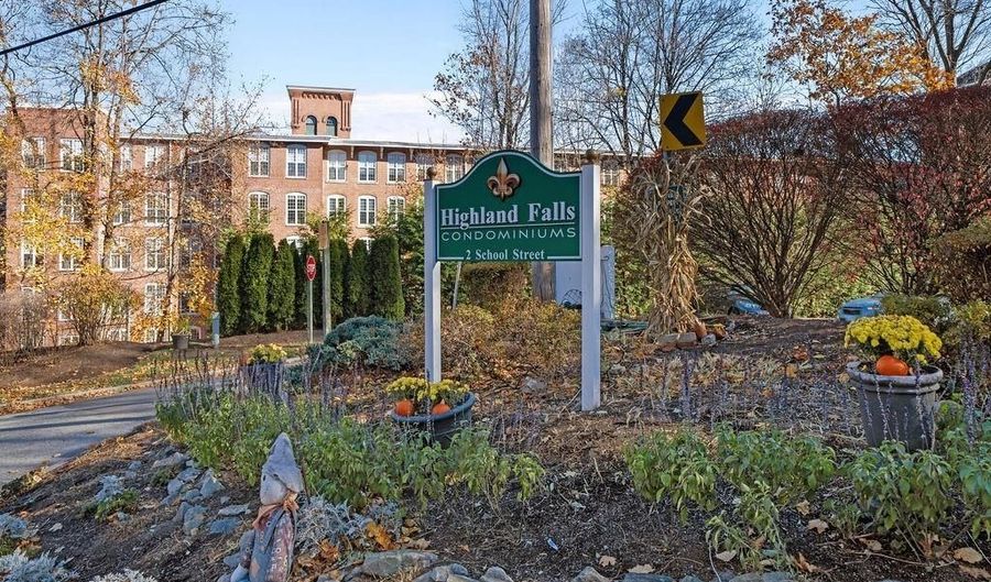 2 School St 130, Lincoln, RI 02802 - 3 Beds, 2 Bath