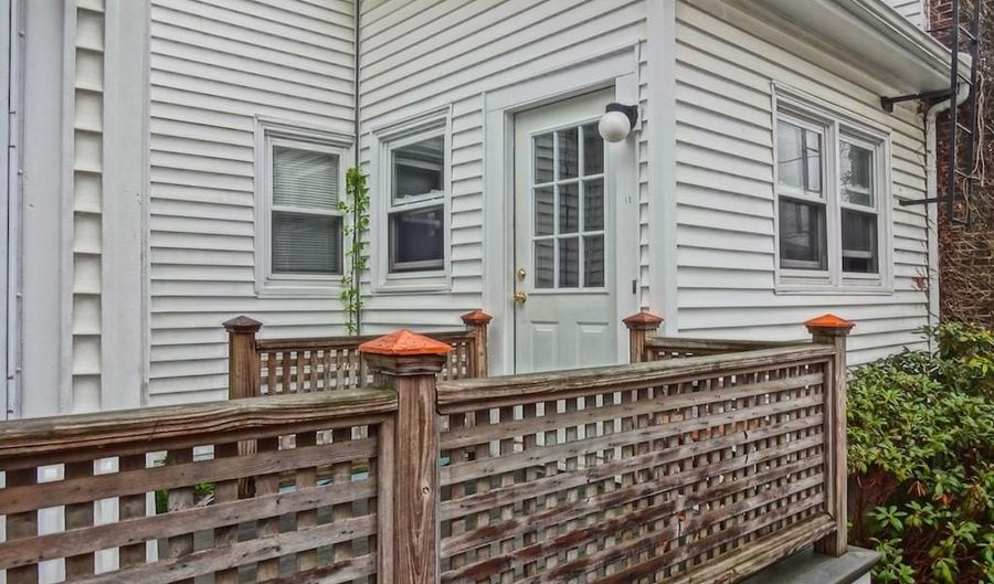16 Mann Ave 2, Newport, RI 02840 - 1 Beds, 1 Bath
