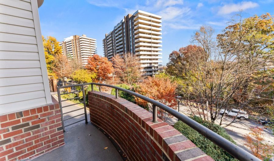 301 S REYNOLDS St 202, Alexandria, VA 22304 - 2 Beds, 2 Bath