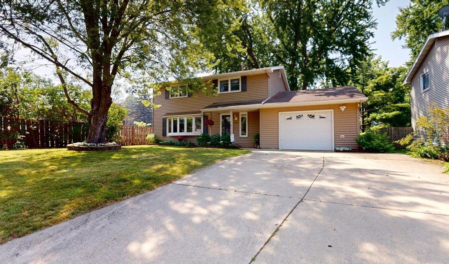 826 Minnie Maddern St, Albert Lea, MN 56007 - 5 Beds, 3 Bath