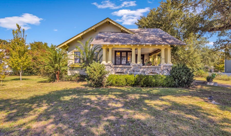 119 Washington St, Bay St. Louis, MS 39520 - 3 Beds, 2 Bath