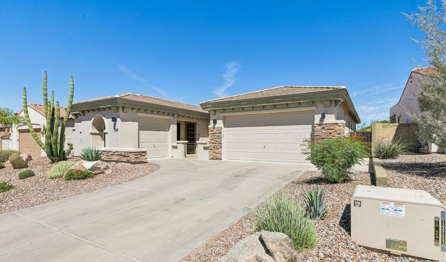 42738 N COURAGE Trl, Anthem, AZ 85086 - 5 Beds, 3 Bath