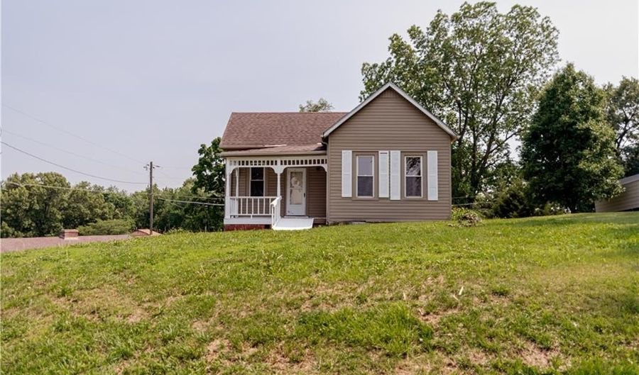 713 N 13 St, Atchison, KS 66002 - 2 Beds, 1 Bath