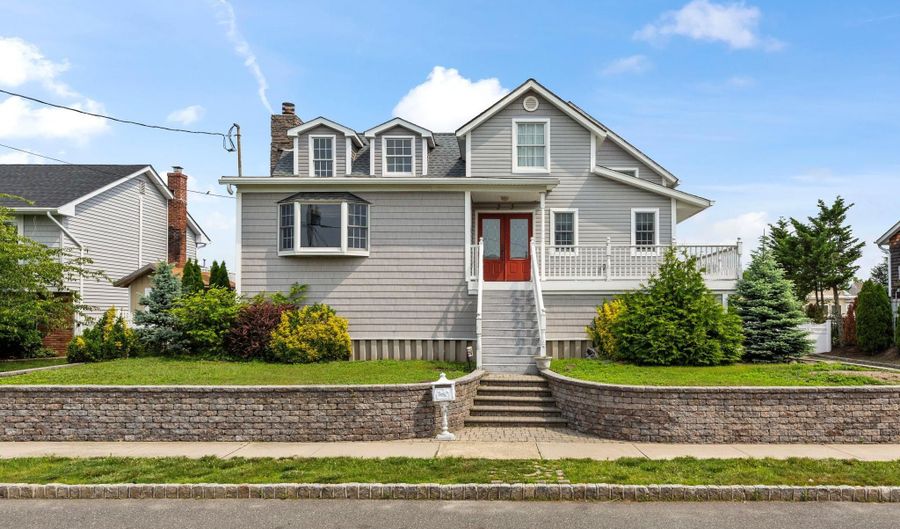 25 Meadow Ln, Amityville, NY 11701 - 5 Beds, 4 Bath