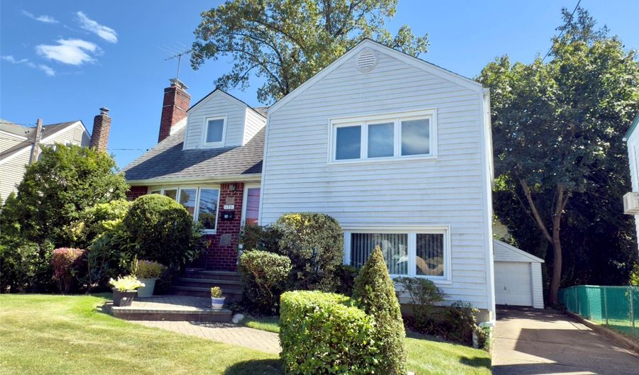 175 San Juan Ave, Albertson, NY 11507 - 3 Beds, 4 Bath