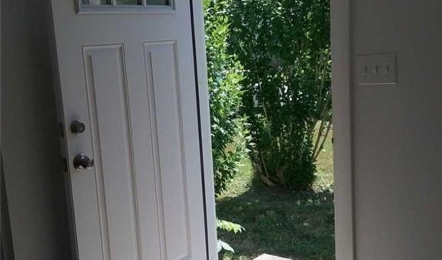 97 Center Ave, Middletown, RI 02842 - 2 Beds, 1 Bath