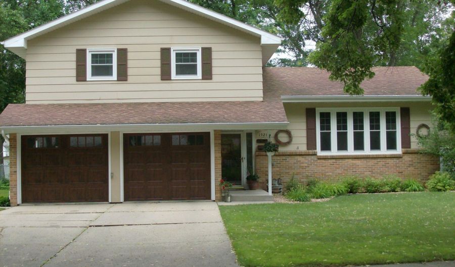1521 S 7th St, Aberdeen, SD 57401 - 3 Beds, 3 Bath