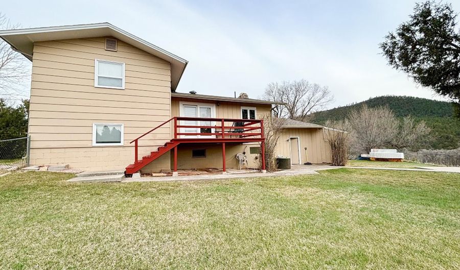 304 Valley View Dr, Hot Springs, SD 57747 - 4 Beds, 2 Bath