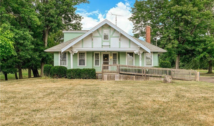 12355 Edison St NE, Alliance, OH 44601 - 3 Beds, 2 Bath