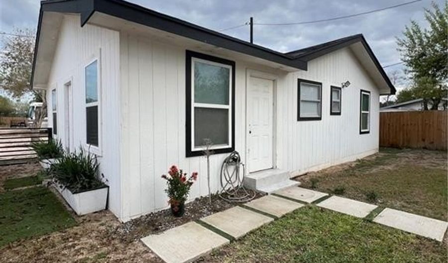 1200 S 2nd St, Alamo, TX 78516 - 6 Beds, 2 Bath