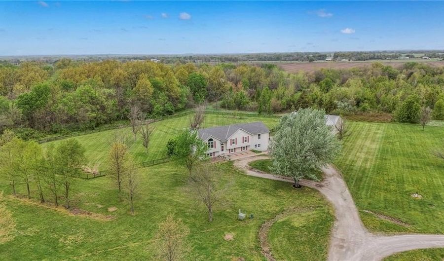 12448 NW Blackwood Dr, Adrian, MO 64720 - 7 Beds, 4 Bath