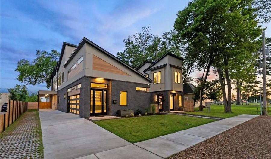 609 SW 4th St, Bentonville, AR 72712 - 6 Beds, 7 Bath