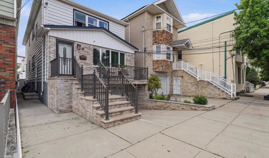 106 EVERGREEN St, Bayonne, NJ 07002 - 5 Beds, 3 Bath
