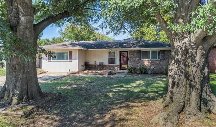 703 Cottonwood St, Ardmore, OK 73401 - 3 Beds, 2 Bath