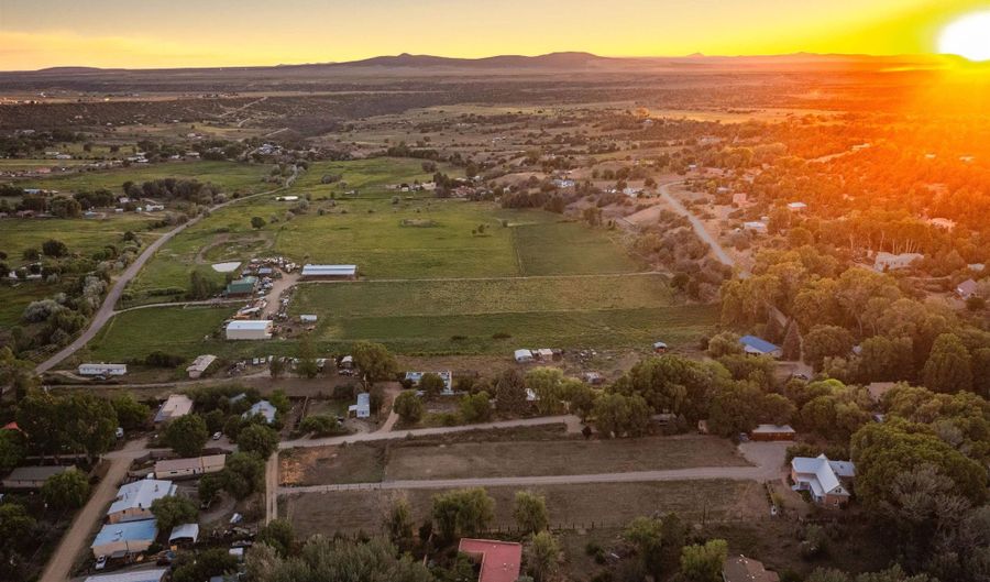 45 Old State Highway 3, Arroyo Hondo, NM 87513 - 2 Beds, 3 Bath