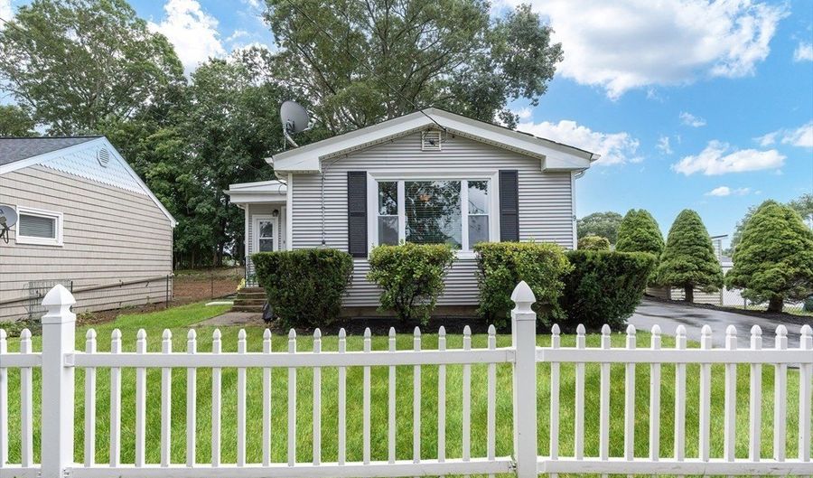 9 Pequot Ave, Cumberland, RI 02864 - 2 Beds, 1 Bath
