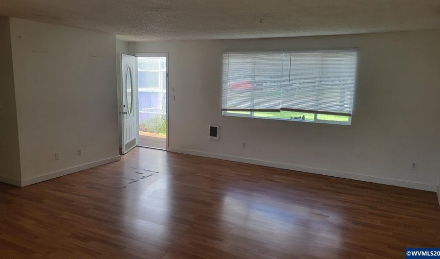 945 N 4th St, Aumsville, OR 97325 - 3 Beds, 1 Bath