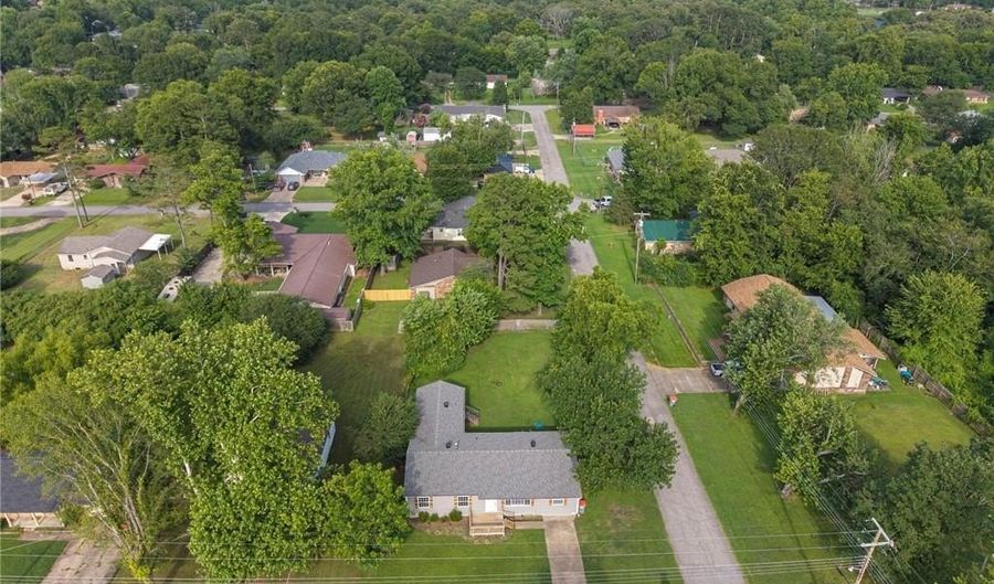 702 9th St, Barling, AR 72923 - 4 Beds, 3 Bath