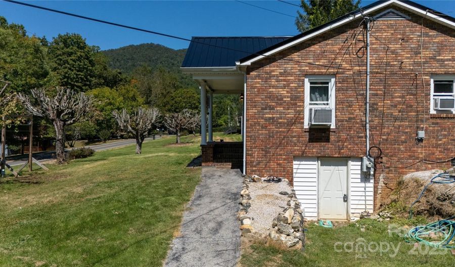 1424 Bear Creek Rd, Bakersville, NC 28705 - 3 Beds, 1 Bath