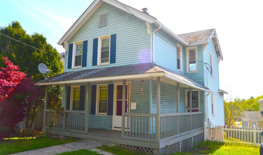 284 Main St, Berlin, CT 06023 - 3 Beds, 1 Bath