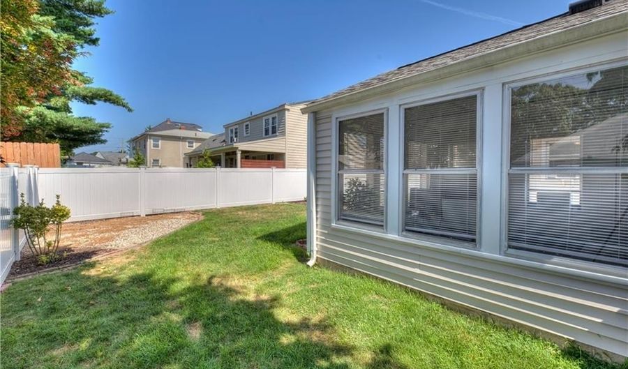 82 Garland Ave, Cranston, RI 02910 - 2 Beds, 1 Bath
