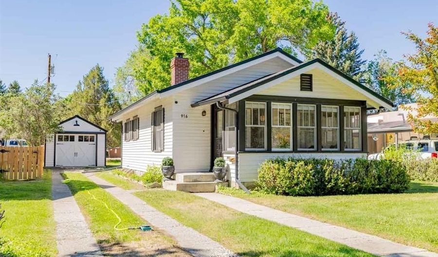 916 Canyon Ave, Cody, WY 82414 - 3 Beds, 1 Bath