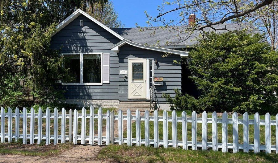 1712 Garfield Ave, Altoona, WI 54720 - 2 Beds, 1 Bath