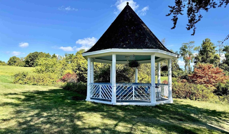 89 Chestnut Hill Rd, Amherst, NH 03031 - 4 Beds, 5 Bath