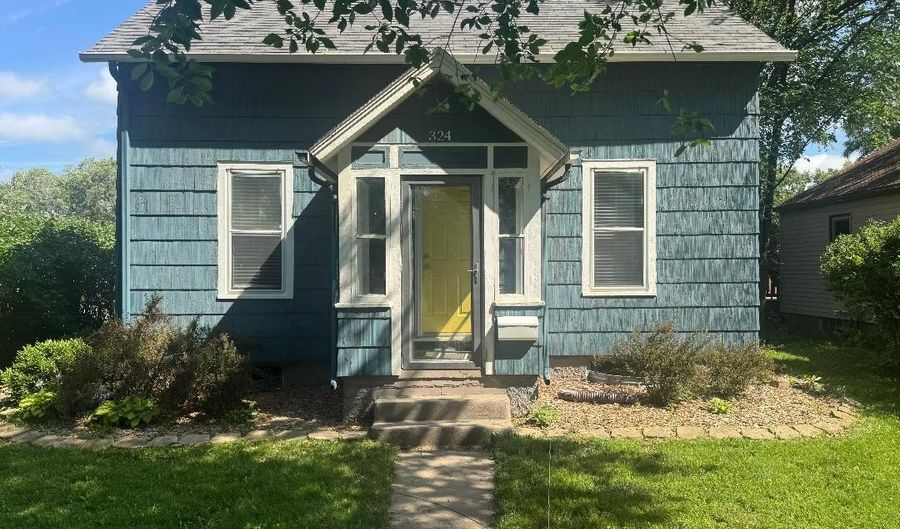 324 SW 10th Ave, Aberdeen, SD 57401 - 4 Beds, 1 Bath