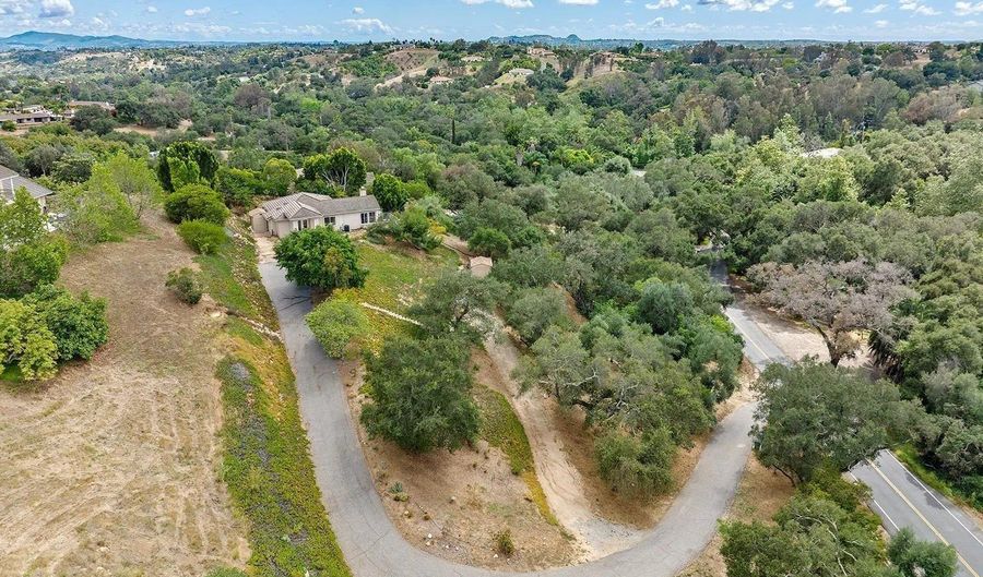 2557 Live Oak Park Rd, Fallbrook, CA 92028 - 1 Beds, 2 Bath