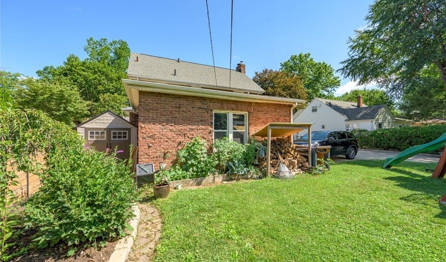 228 Kenwick Dr, Akron, OH 44313 - 4 Beds, 3 Bath