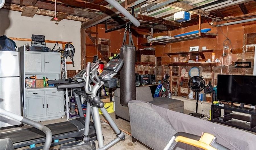 260 Grosvenor Ave, East Providence, RI 02914 - 5 Beds, 2 Bath