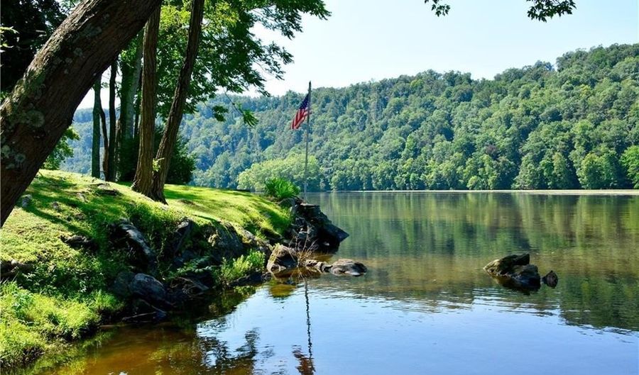 67 Lake Lillinonah Rd N, Bridgewater, CT 06752 - 2 Beds, 2 Bath