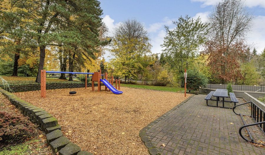 17756 NW LAKEWAY Ct, Beaverton, OR 97006 - 2 Beds, 1 Bath