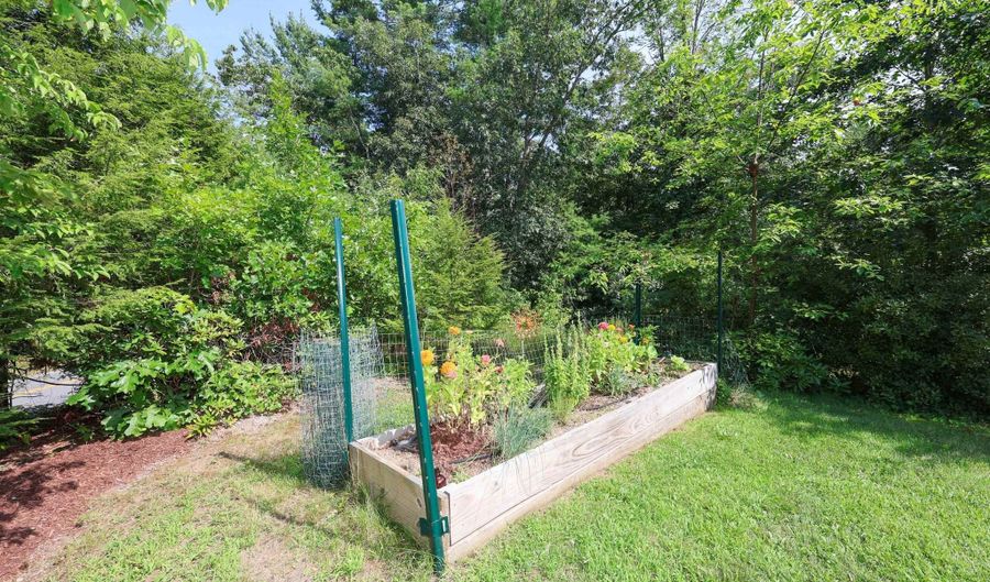47 Pepperell Rd, Brookline, NH 03033 - 2 Beds, 1 Bath