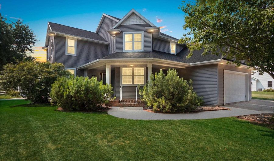 321 E APPLE CREEK Rd, Appleton, WI 54913 - 5 Beds, 3 Bath