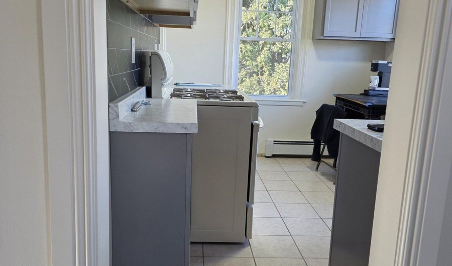 288 Alling St, Berlin, CT 06037 - 2 Beds, 1 Bath