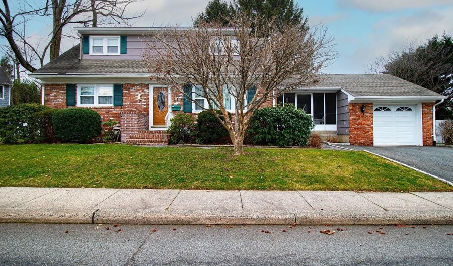 55 Water St, Colonia, NJ 07067 - 4 Beds, 2 Bath