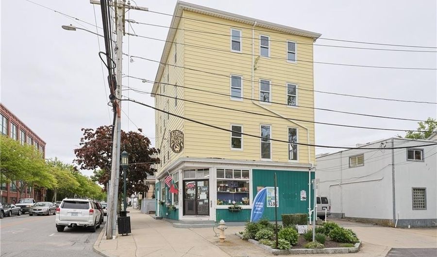 529 Wood St 4th Floor 4, Bristol, RI 02809 - 3 Beds, 1 Bath
