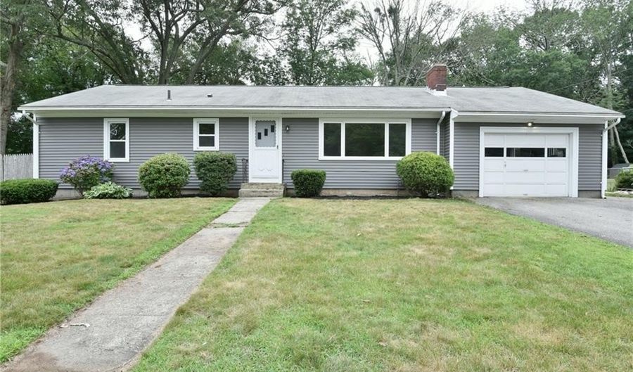 44 Cindy Ln, Warwick, RI 02886 - 3 Beds, 2 Bath