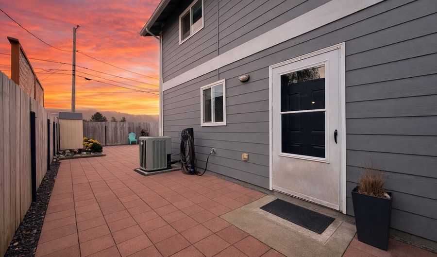 325 MATOT St B, Brookings, OR 97415 - 3 Beds, 2 Bath