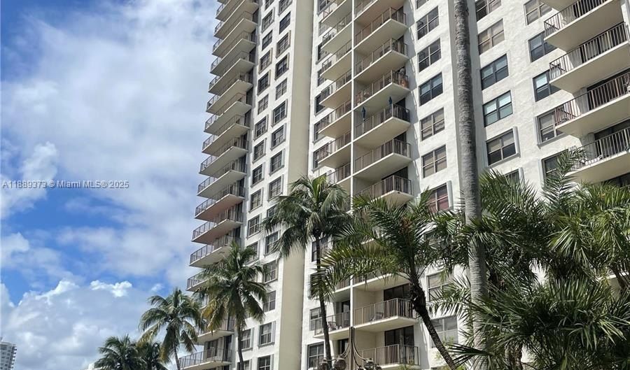 18151 NE 31st Ct 1411, Aventura, FL 33160 - 1 Beds, 2 Bath