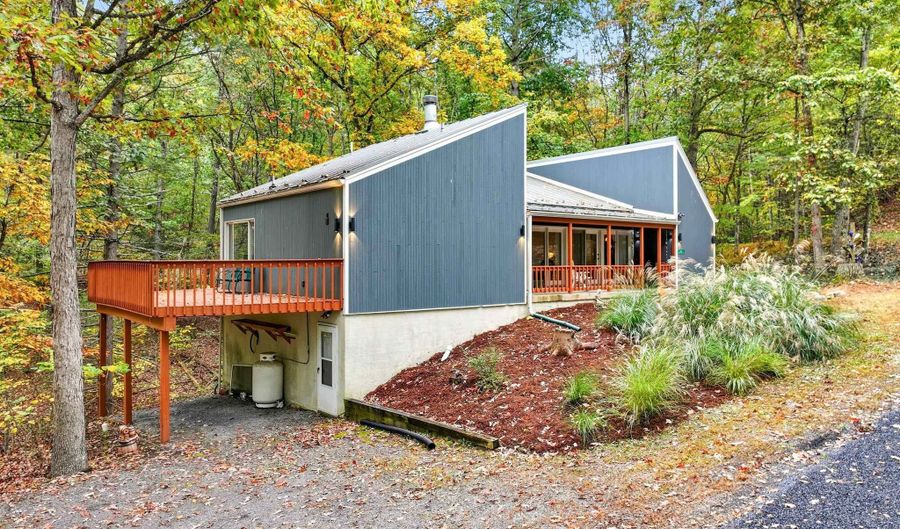 16 SPRUCE HOLLOW Rd, Basye, VA 22810 - 3 Beds, 3 Bath